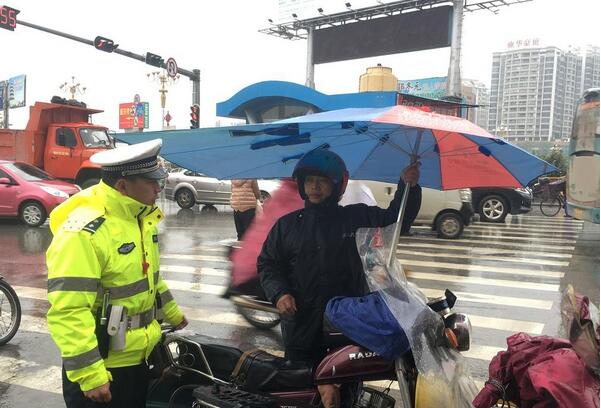 交警部门展开整治行动 严查摩托车违法加装雨伞.jpg